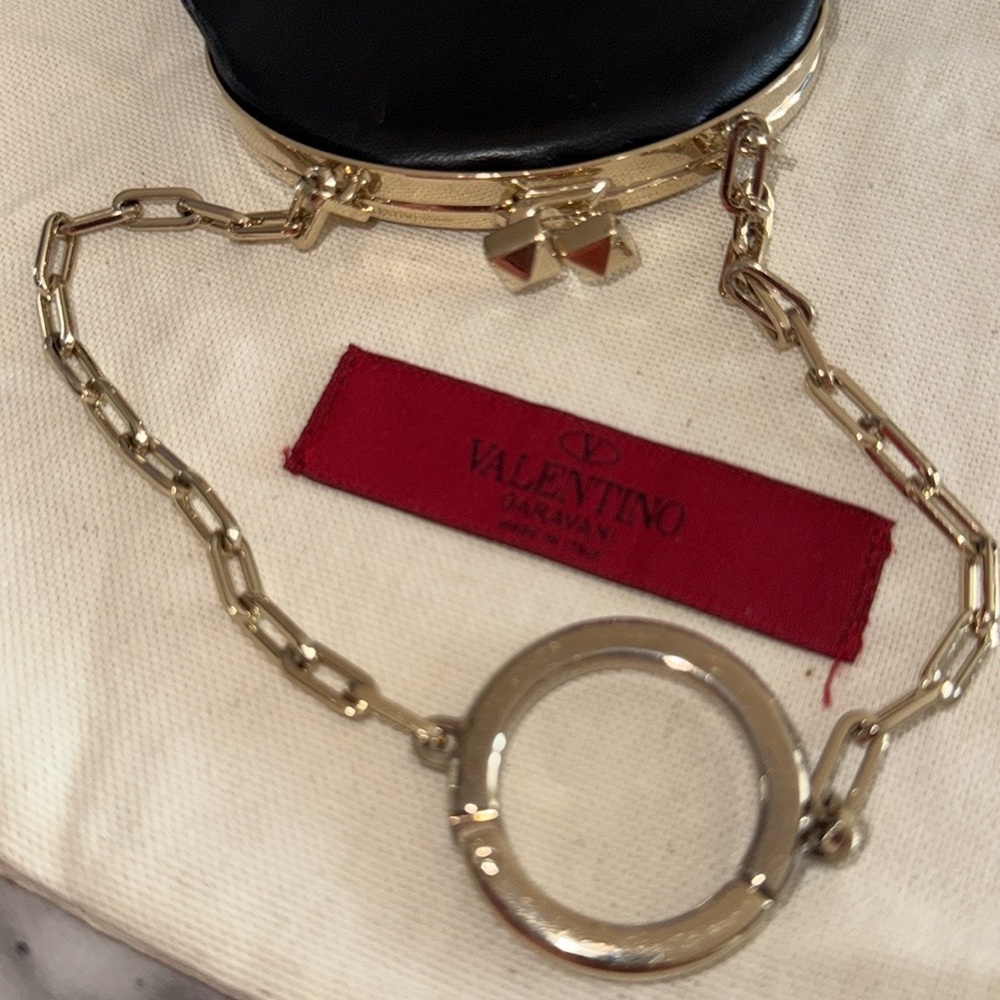 Vintage Garavani Valentino preloved leather key ring great condition. 6x4.5x.25” - Picture 12 of 12